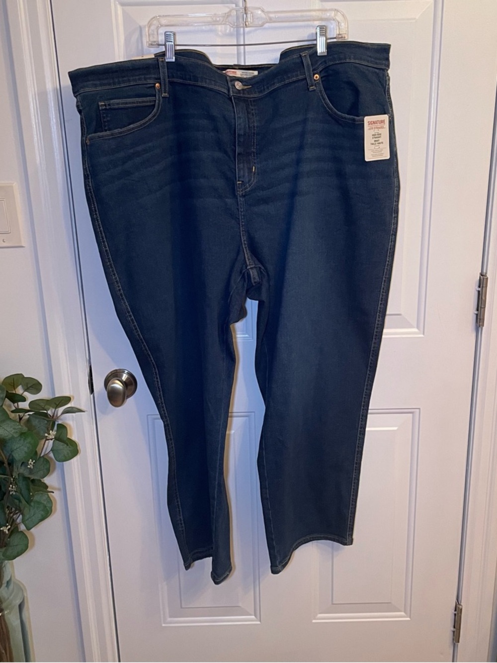 Signature by Levi Strauss Men's Dark Indigo Slim Straight Jeans